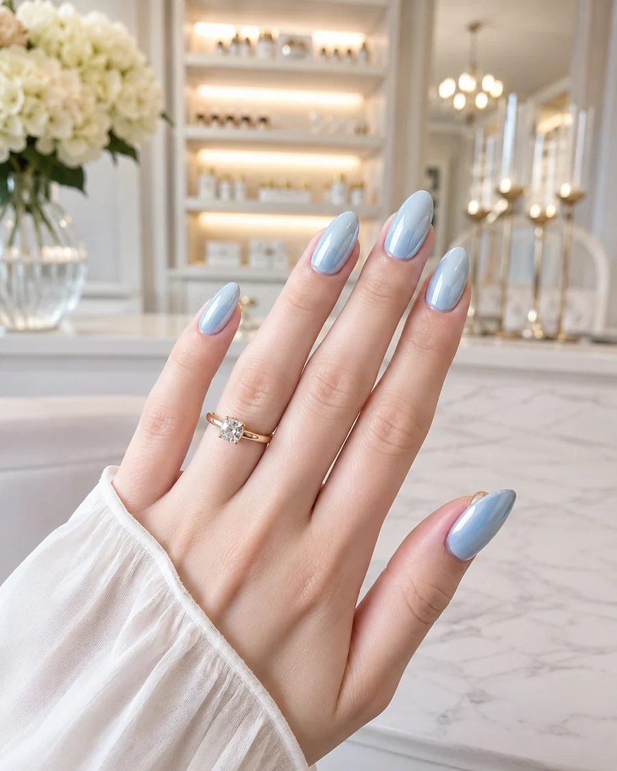 Manicura azul porcelana con forma almendrada