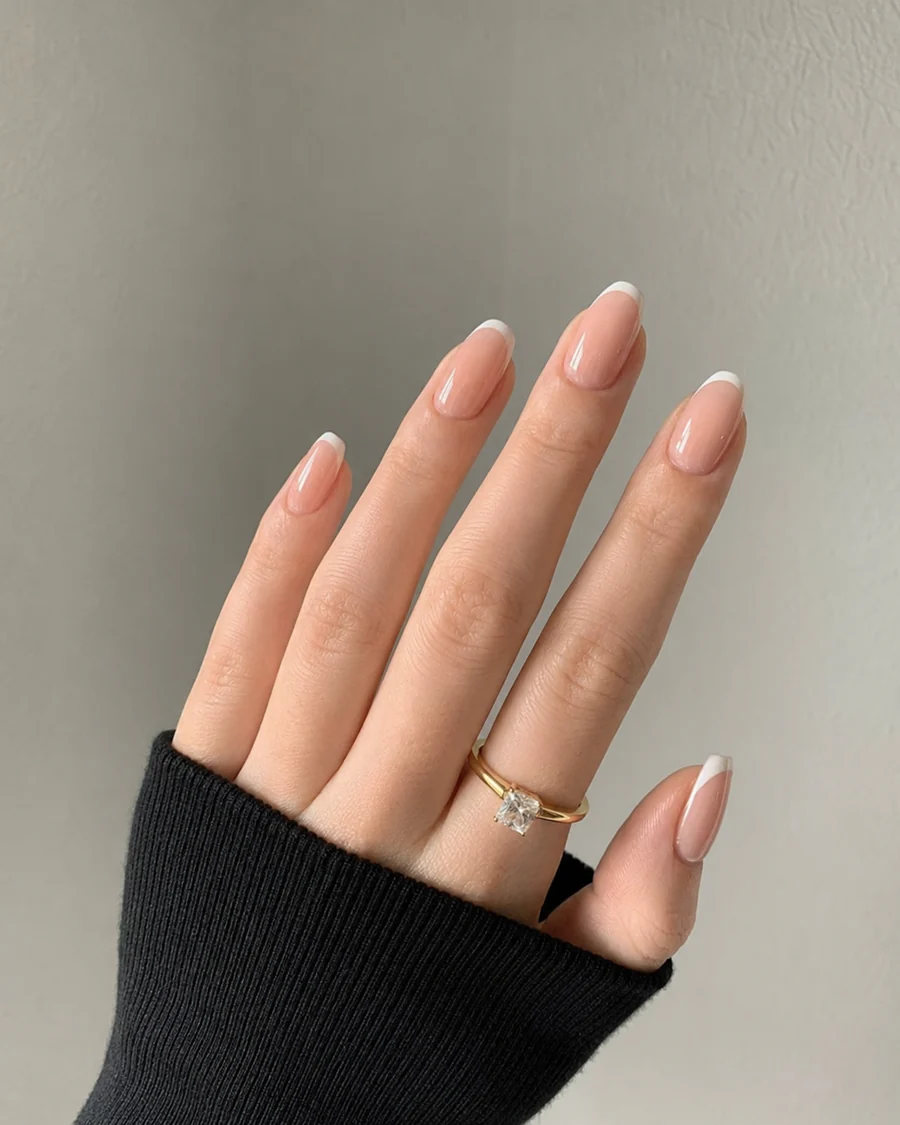 Manicura francesa clásica con base nude y punta blanca