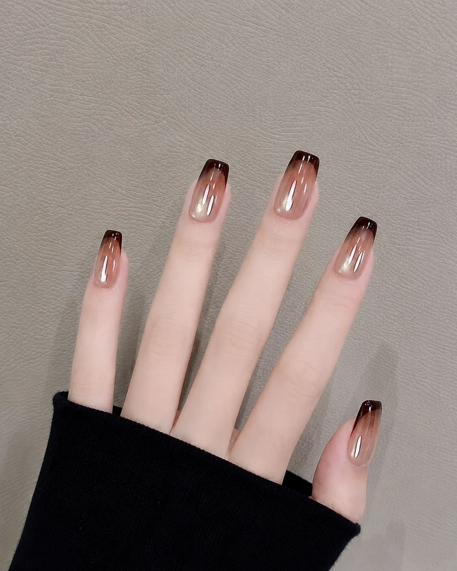 Manicura francesa chocolate con efecto degradado y forma cuadrada